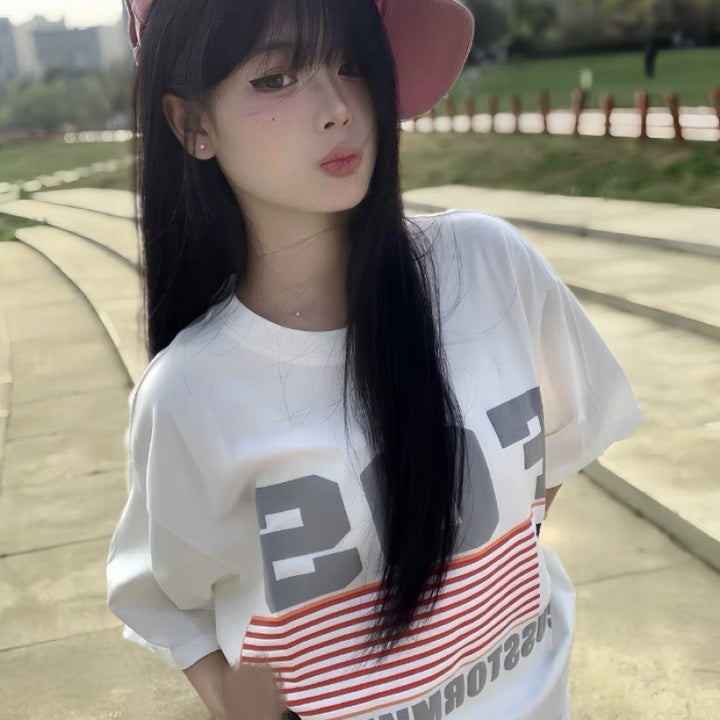 Dame Oversized T-shirt med sporty grafisk design og urban flair Stilla
