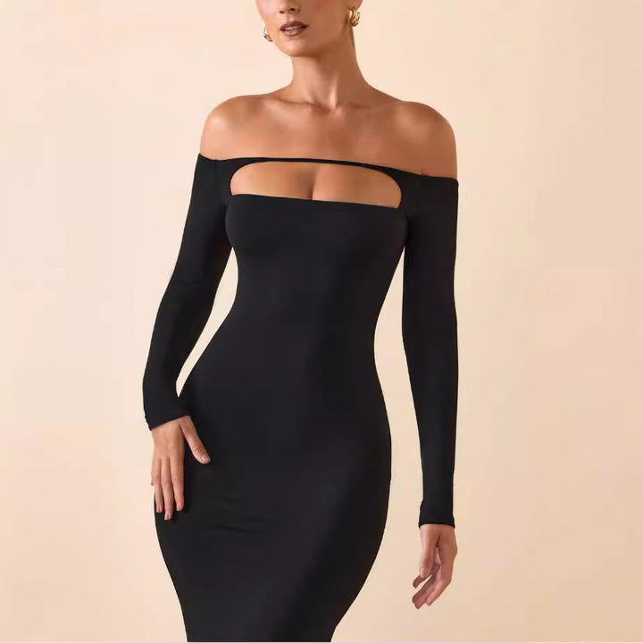 Dame tætsiddende kjole med lange ærmer og udskæring i designet og med off-shoulder stil
