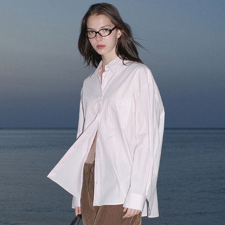 Dame oversized skjorte med fine striber og afslappet snit Stilla