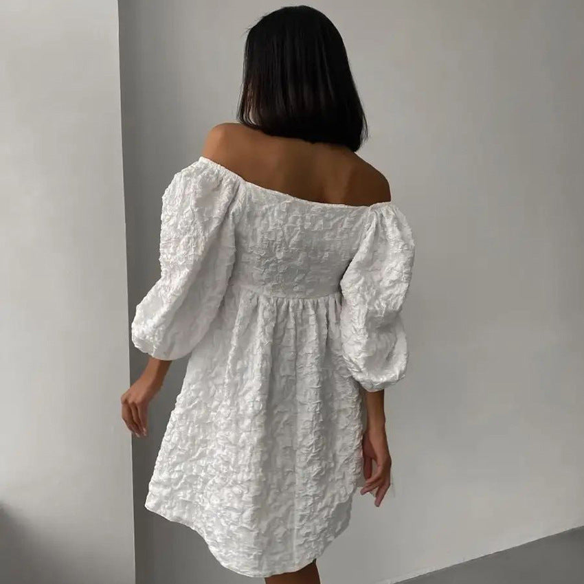 Dame Off-Shoulder Minikjole med voluminøse puffærmer og struktureret stof Stilla