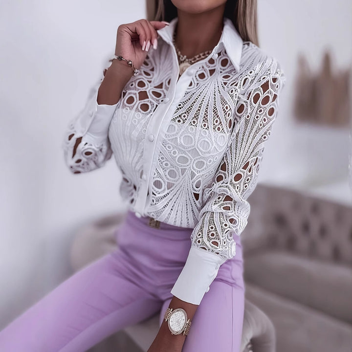 Damer elegant bluse med kunstnerisk hulmønster og stilfuld krave Stilla