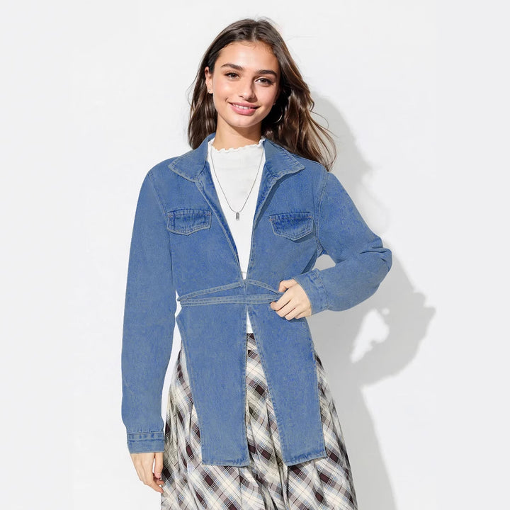 Dame denimjakke i en moderne oversized stil med et cropped snit og praktiske lommer Stilla