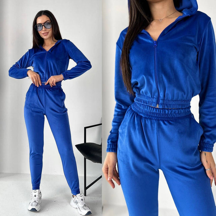 Kvindernes Velour Joggingdragt med Fashionabelt Cropped Design og Praktisk Lynlås Skovae