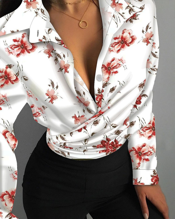 Damebluse med kreativttryk og elegante detaljer Stilla