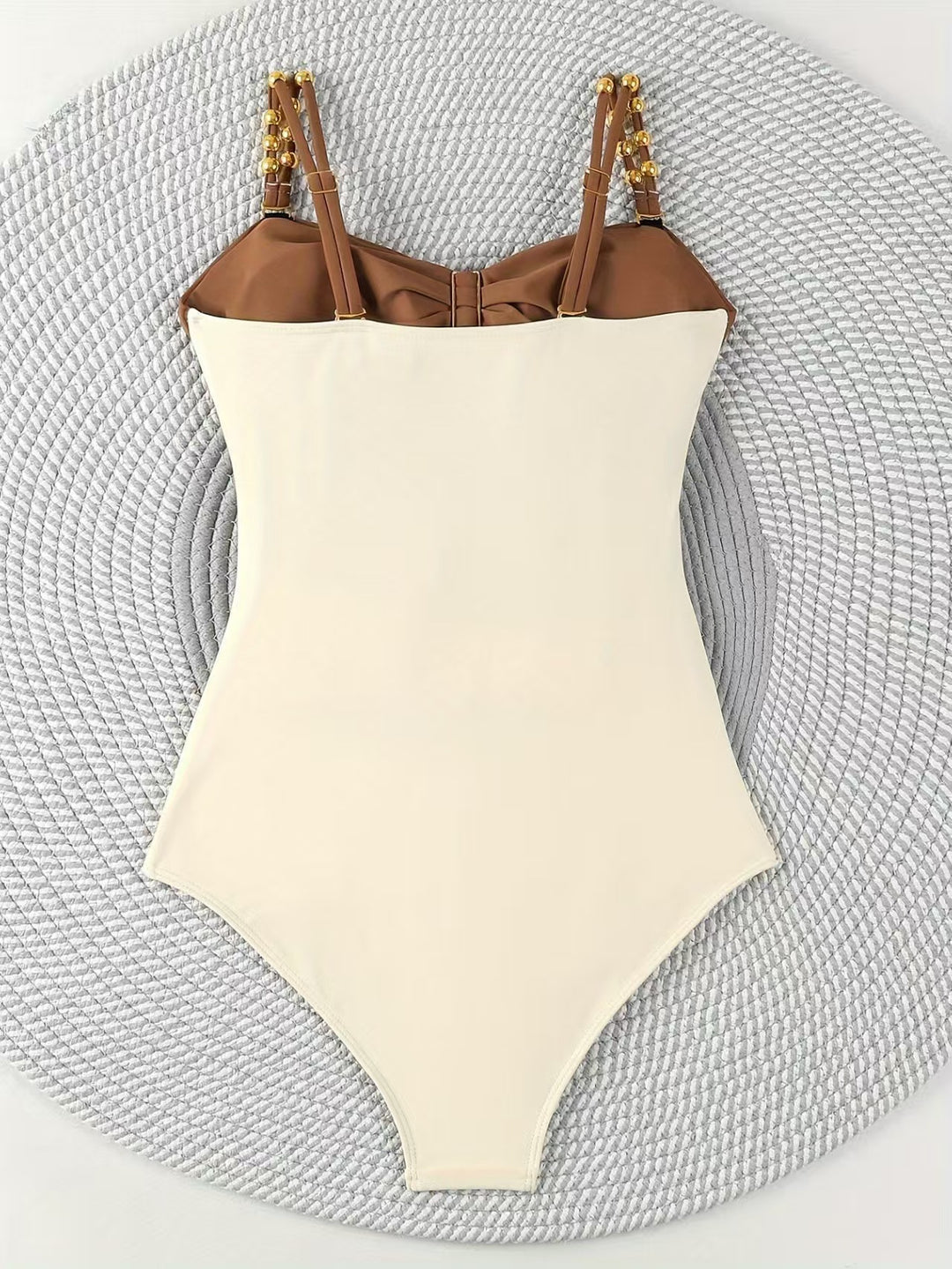 Dame Bikini-top med stilfulde cut-outs og dekorative smykkeelementer Stilla