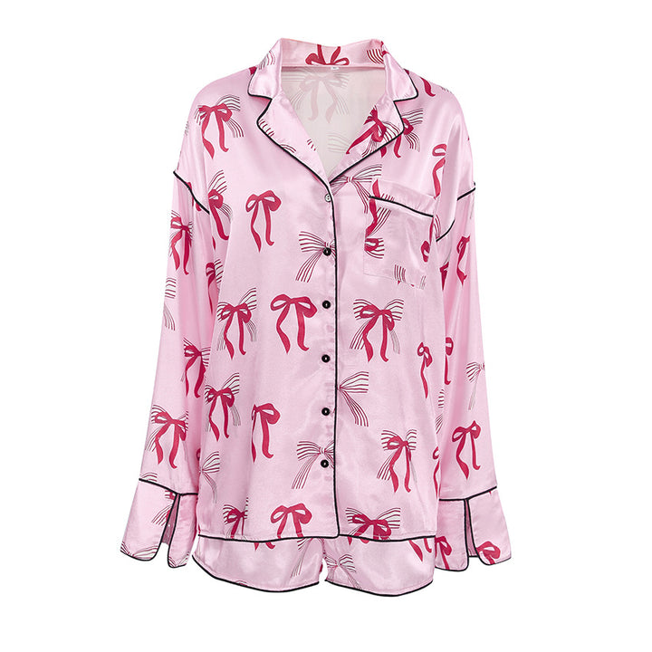 Dame pyjamasæt med muntert båndmønster og elegante knapdetaljer Stilla