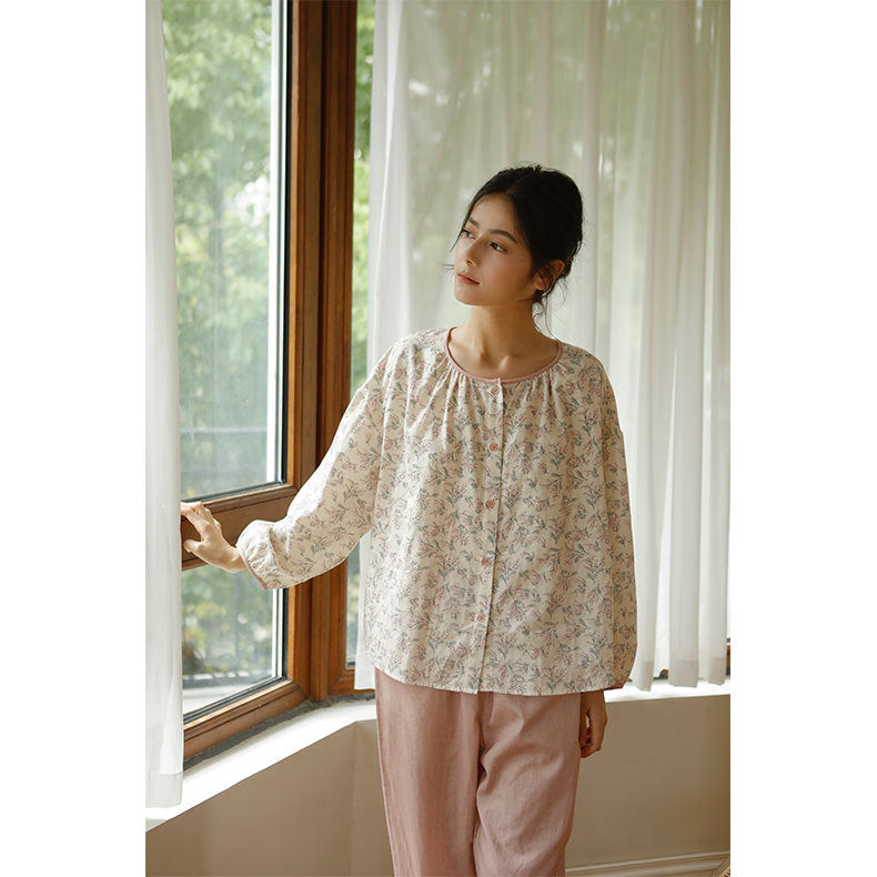 Dame natbluse med delikat blomsterdesign og knapbar front Stilla