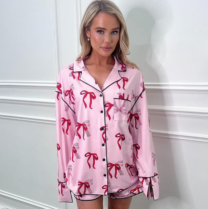 Dame pyjamasæt med muntert båndmønster og elegante knapdetaljer Stilla