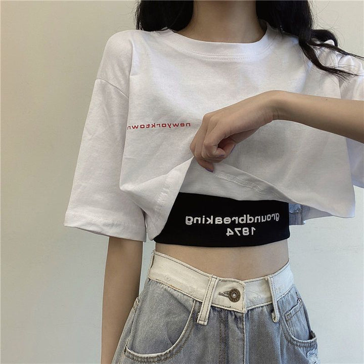 Kvinders cropped tank top med moderne bogstaver og figursyet snit