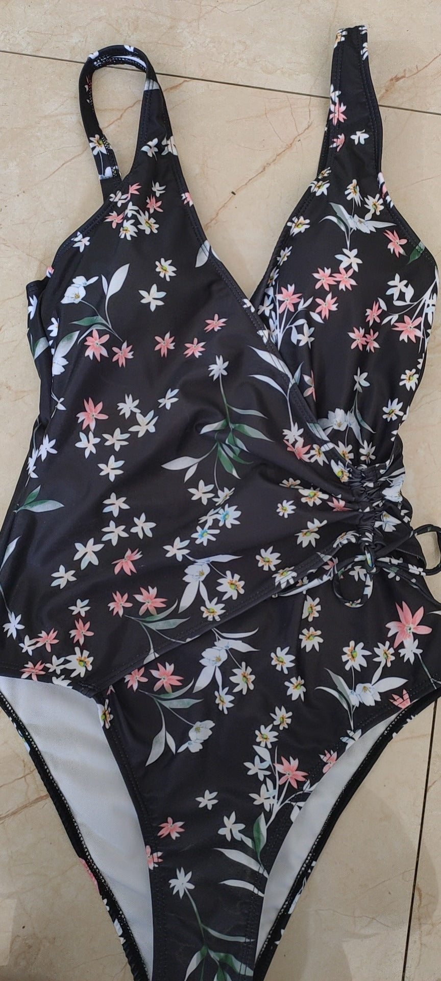Femme Éntaller Badeanzug med floral skæring og dyb V-udskæring Stilla