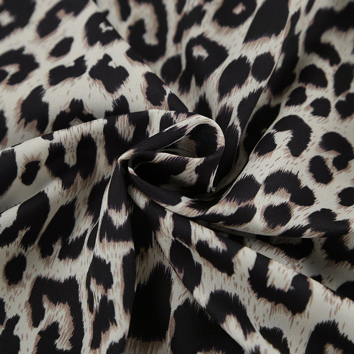 Dame lounge-sæt i leopardmønster med elegant snit og kvalitetsstof Stilla