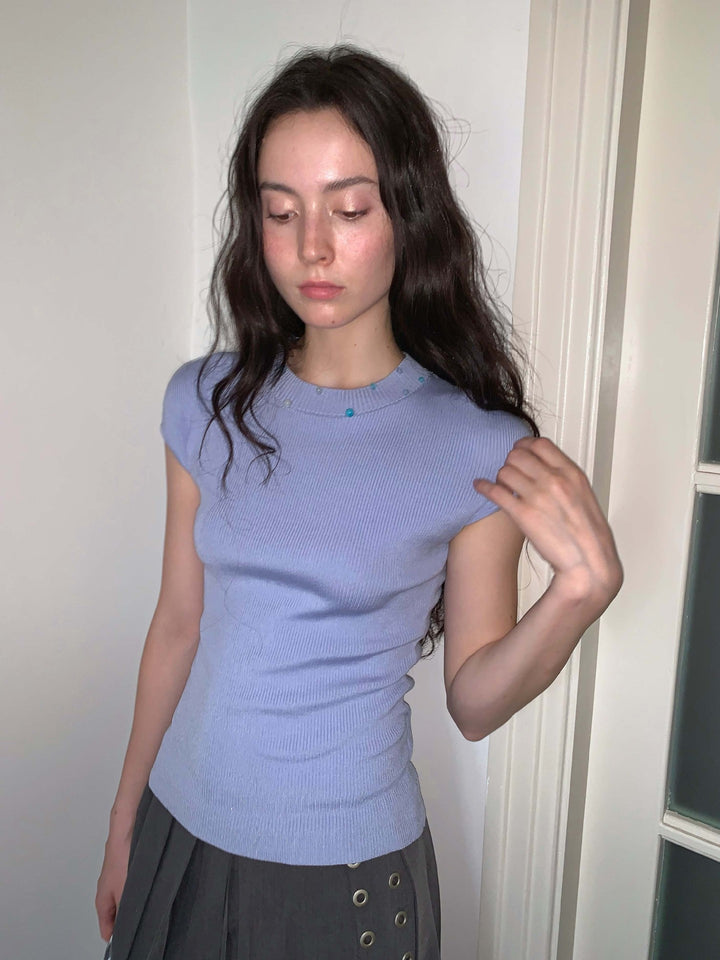 Dame kort top med farverig perledekor og ribbet design Stilla