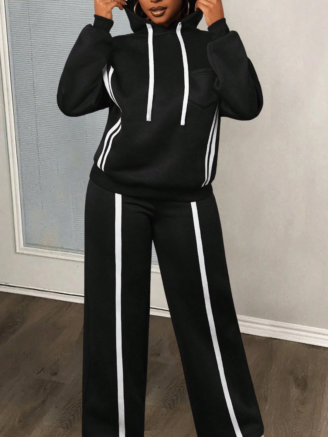Kvinders sporty hoodie og bukser med brede ben med elegante striber