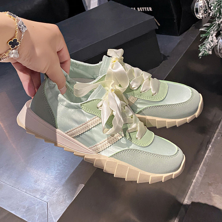 Dame sneakers i modern blanding af sport og elegance med luksuriøse satinsnørebånd Stilla