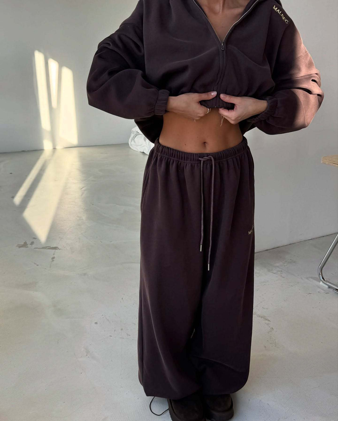 Kvinders sporty fritidstøj med cropped hoodie og brede joggers Stilla