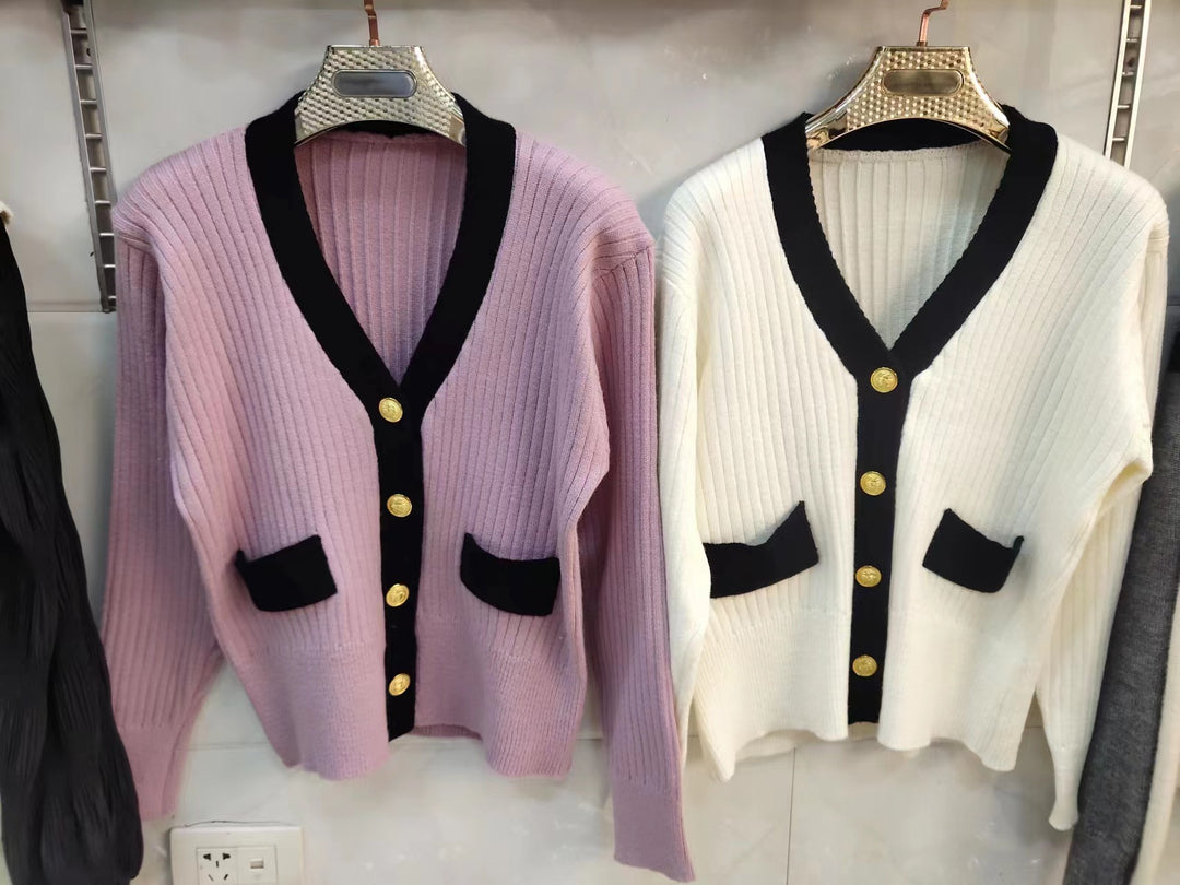 Femme Ribstrik Knappet Cardigan med Kontrastlommer Stilla