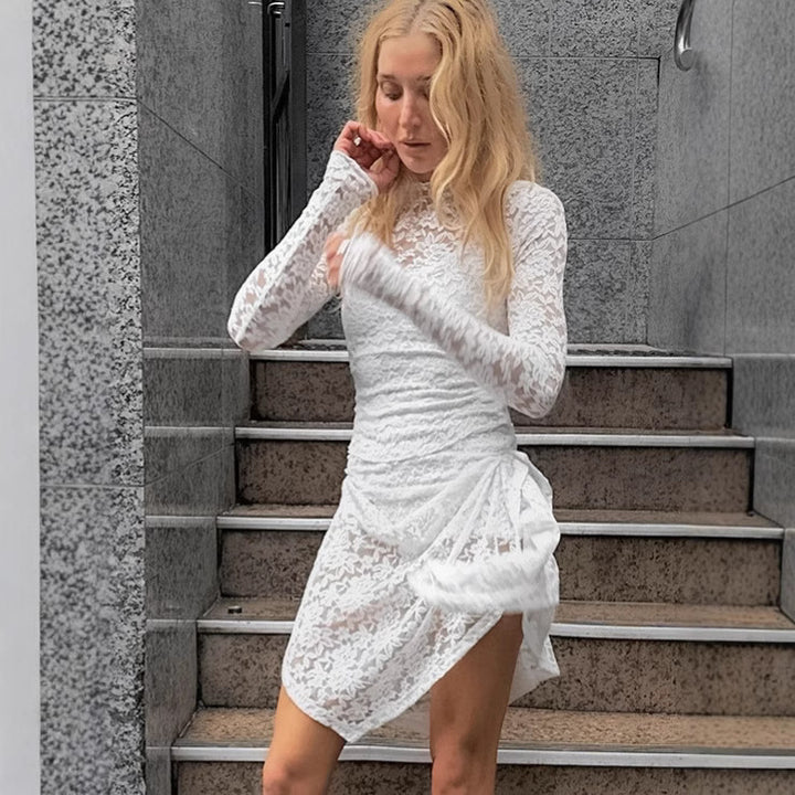 Dame blonde kjole med lange ærmer og asymmetrisk søm Stilla