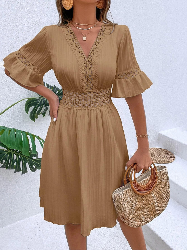 Dame Elegant Midi-Kjole med usædvanlig V-udskæring og feminine flæse detaljer Stilla