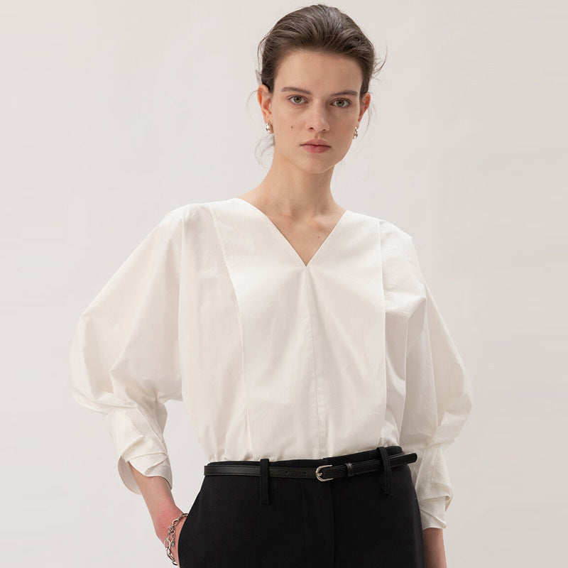 Damebluse med V-udskæring og puffærmer Stilla