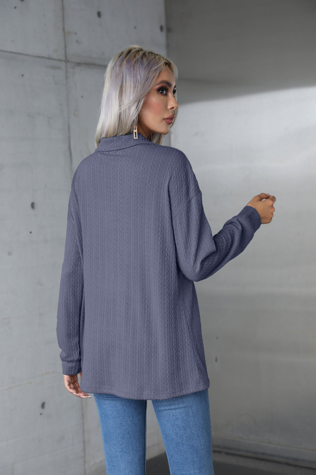 Dame strikpullover med struktureret design og moderne V-udskæring Stilla