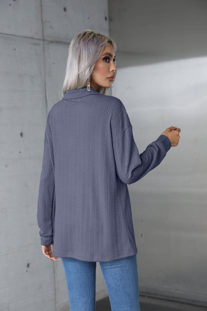 Dame strikpullover med struktureret design og moderne V-udskæring Stilla