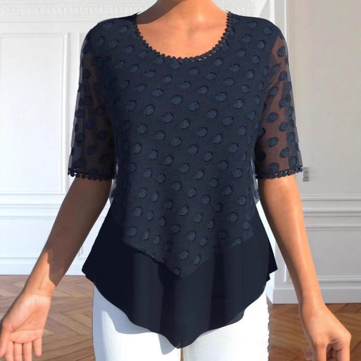 Damer nan elegante Lagener bluse med gennemsigtig tylovertræk, prikket struktur og asymmetrisk spidse kant Skovae