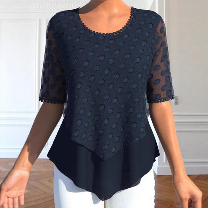Damer nan elegante Lagener bluse med gennemsigtig tylovertræk, prikket struktur og asymmetrisk spidse kant Skovae