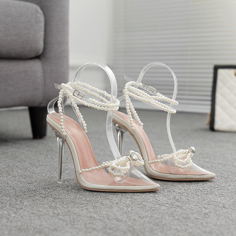 Dame transparente højhælede sko med elegante perle detaljer og stilfuld rem Stilla