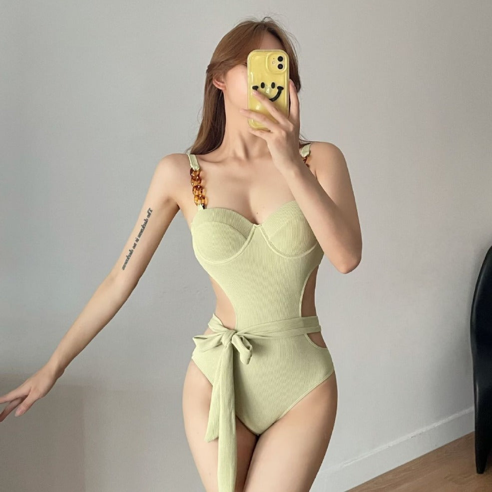 Dame en-delt bade dragt med moderigtigt cut-out-design og legende stropper Stilla