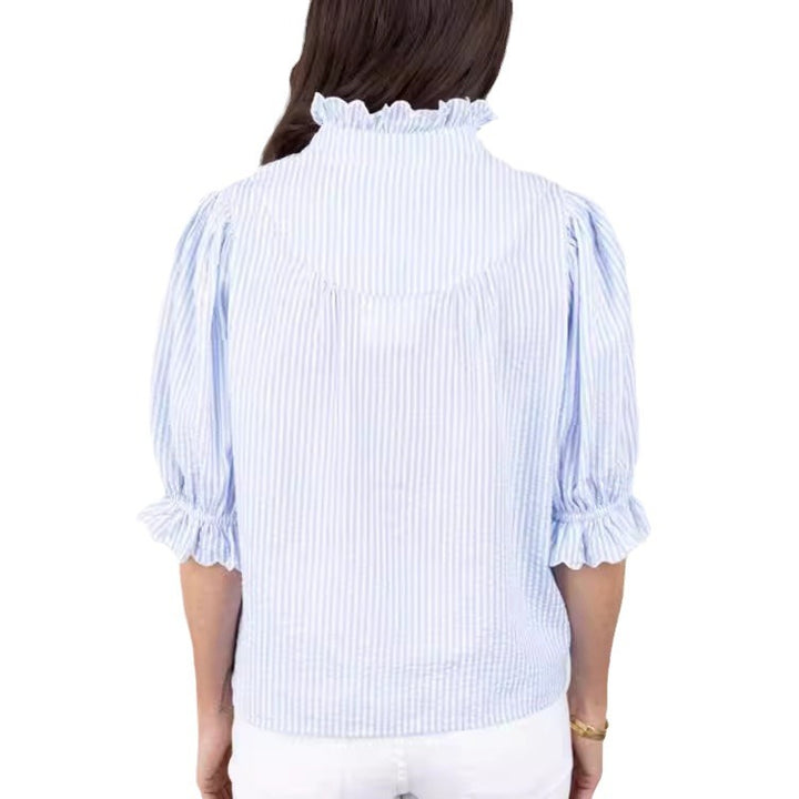 Damebluse med flatterende ståkrave og flæsedetaljer Stilla