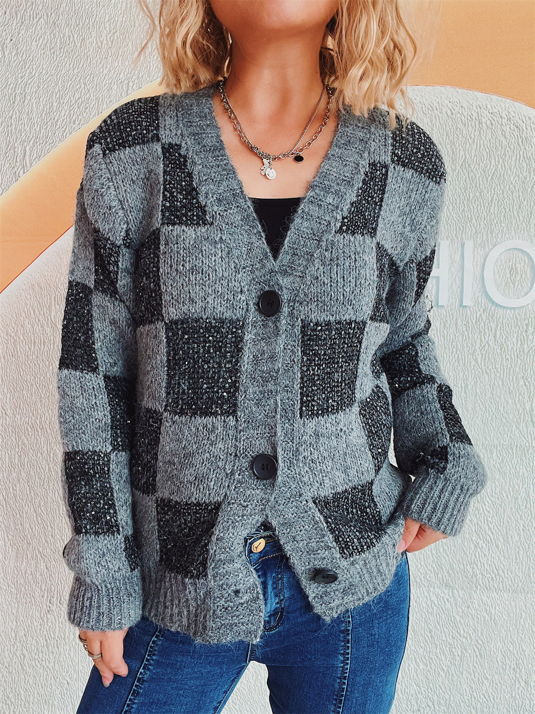 Kvinders cardigan med geometrisk ternet mønster og bløde materialer Stilla