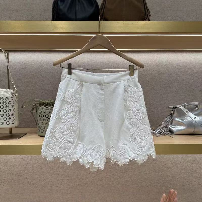 Damebluse med romantiske spidse ærmer og elegant knaplukning Stilla