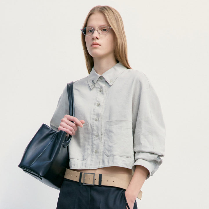 Dame cropped skjortebluse med en afslappet pasform og to lommer Stilla