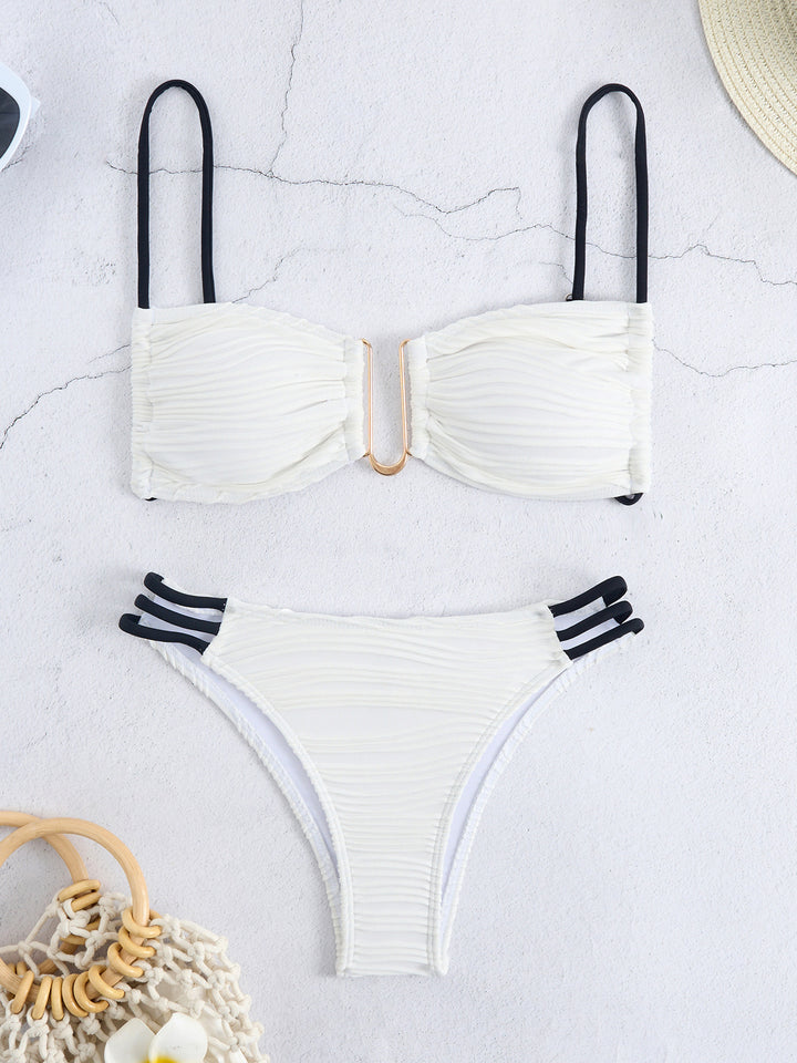 Dame trekant-bikini med elegant rynke design og fashionable strop detaljer Skovae