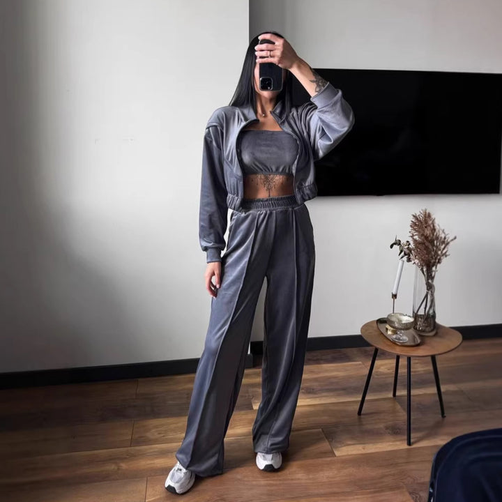Kvinders loungewear sæt lavet af luksuriøs velour med cropped jakke og brede bukser