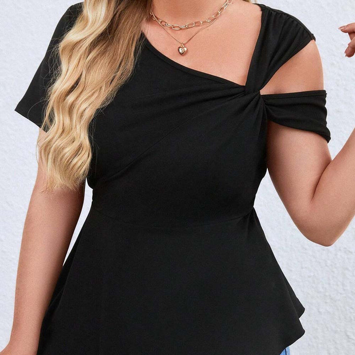 Dame top med asymmetrisk cut-out og raffineret omslagsdesign Skovae