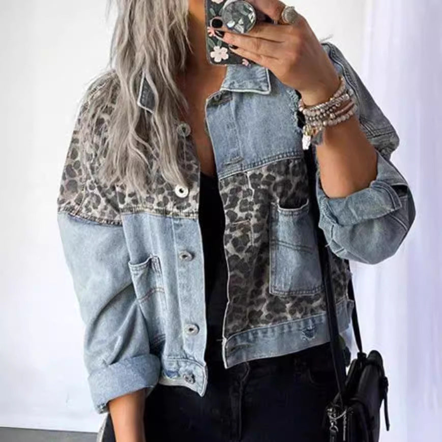 Kvinders fashionable denimjakke med læderelementer og iøjnefaldende mønster Stilla