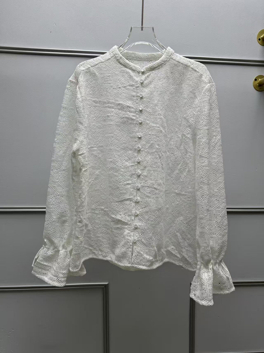 Dame spidsetop med elegante trompetærmer og fine detaljer Stilla