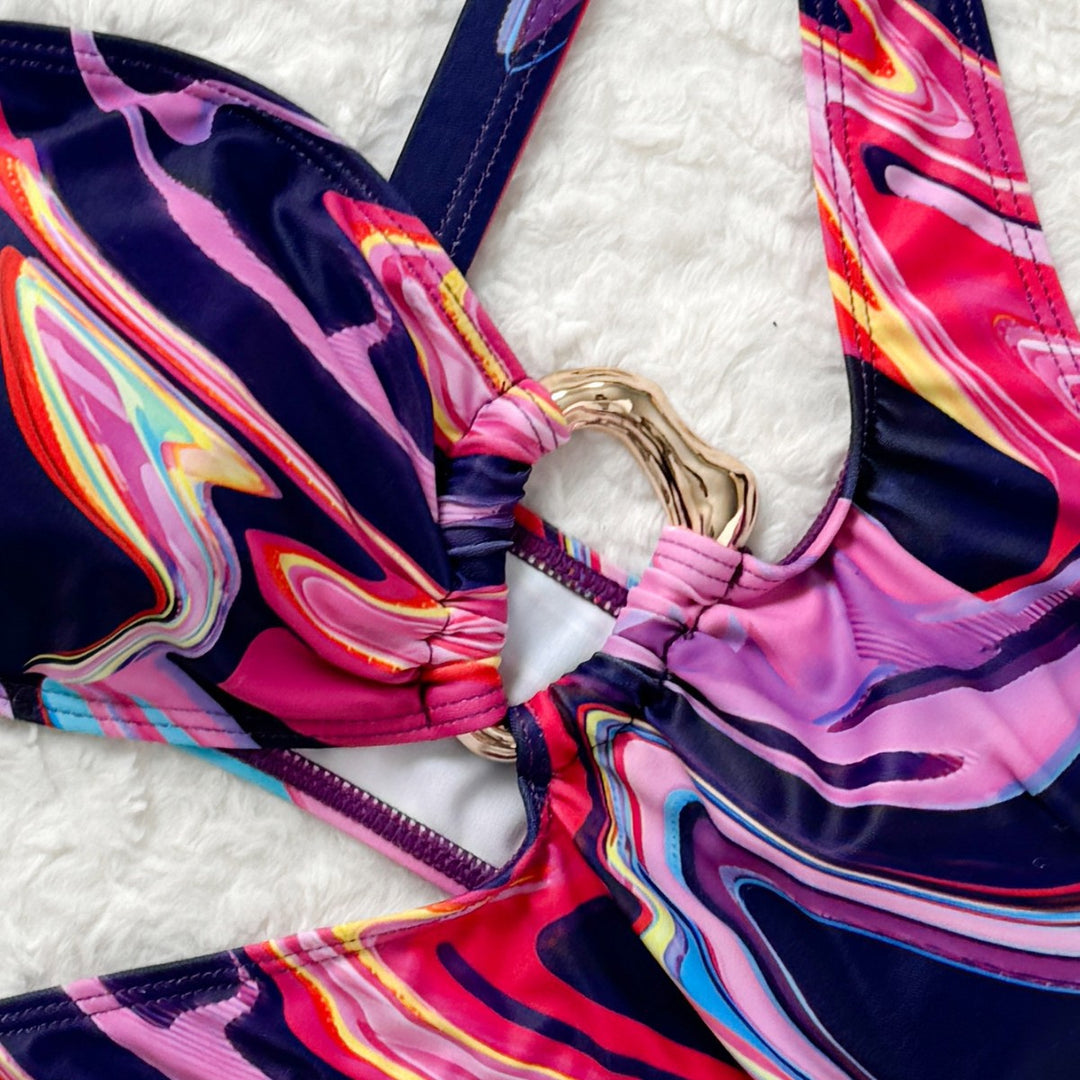 Damebikini med asymmetrisk design og gyldent ringdetalje Stilla
