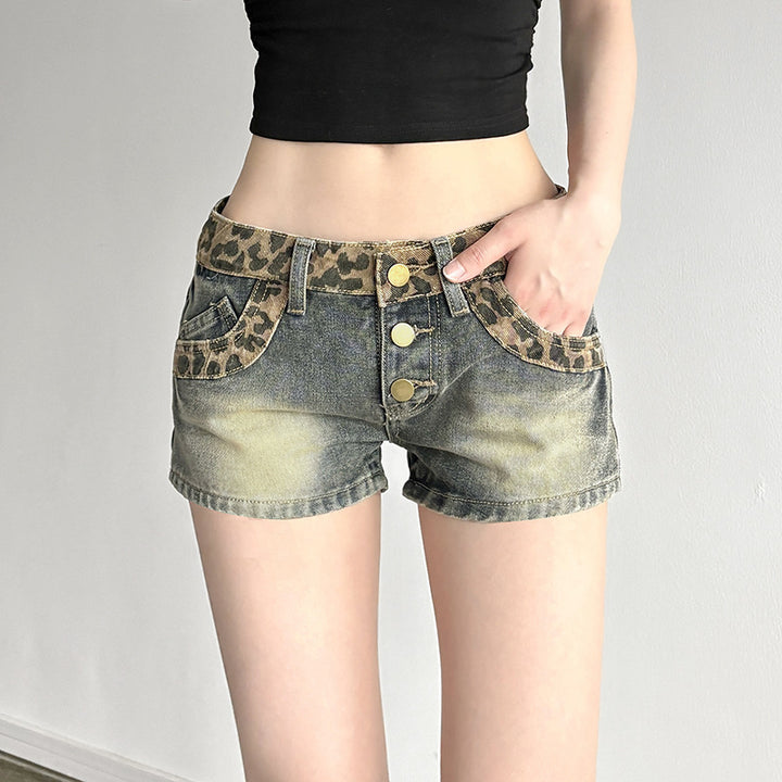 Dame shorts i moderigtigt leopardmønster med dekorative knapdetaljer Skovae