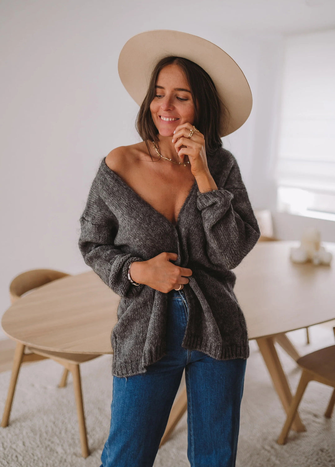 Kvinders hyggelige oversized sweater med dyb V-hals og blød tekstur Stilla