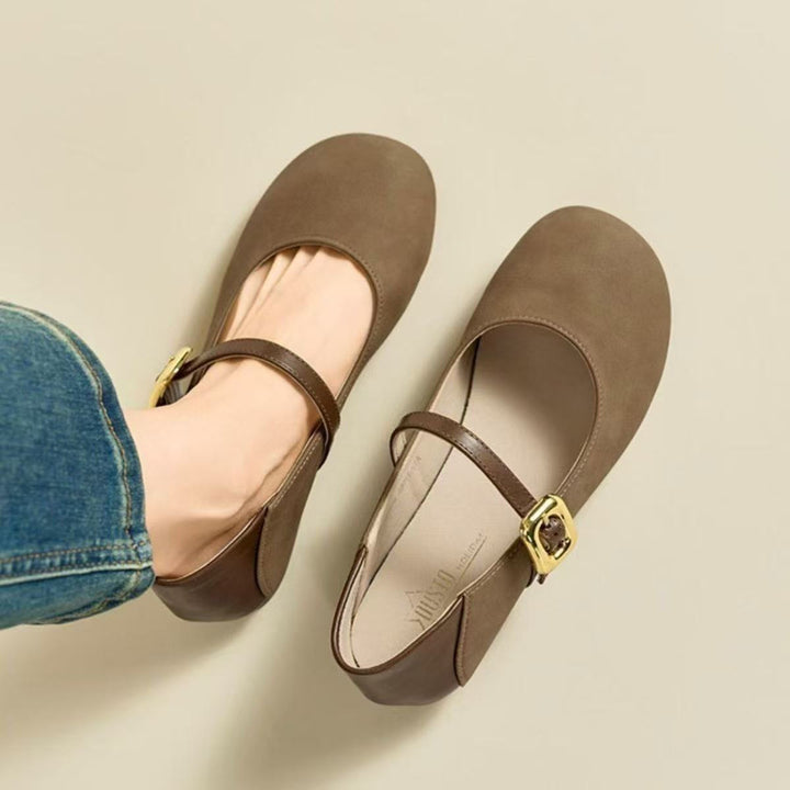 Dame ballerinas med dekorativ rem og elegant blokhugger Stilla