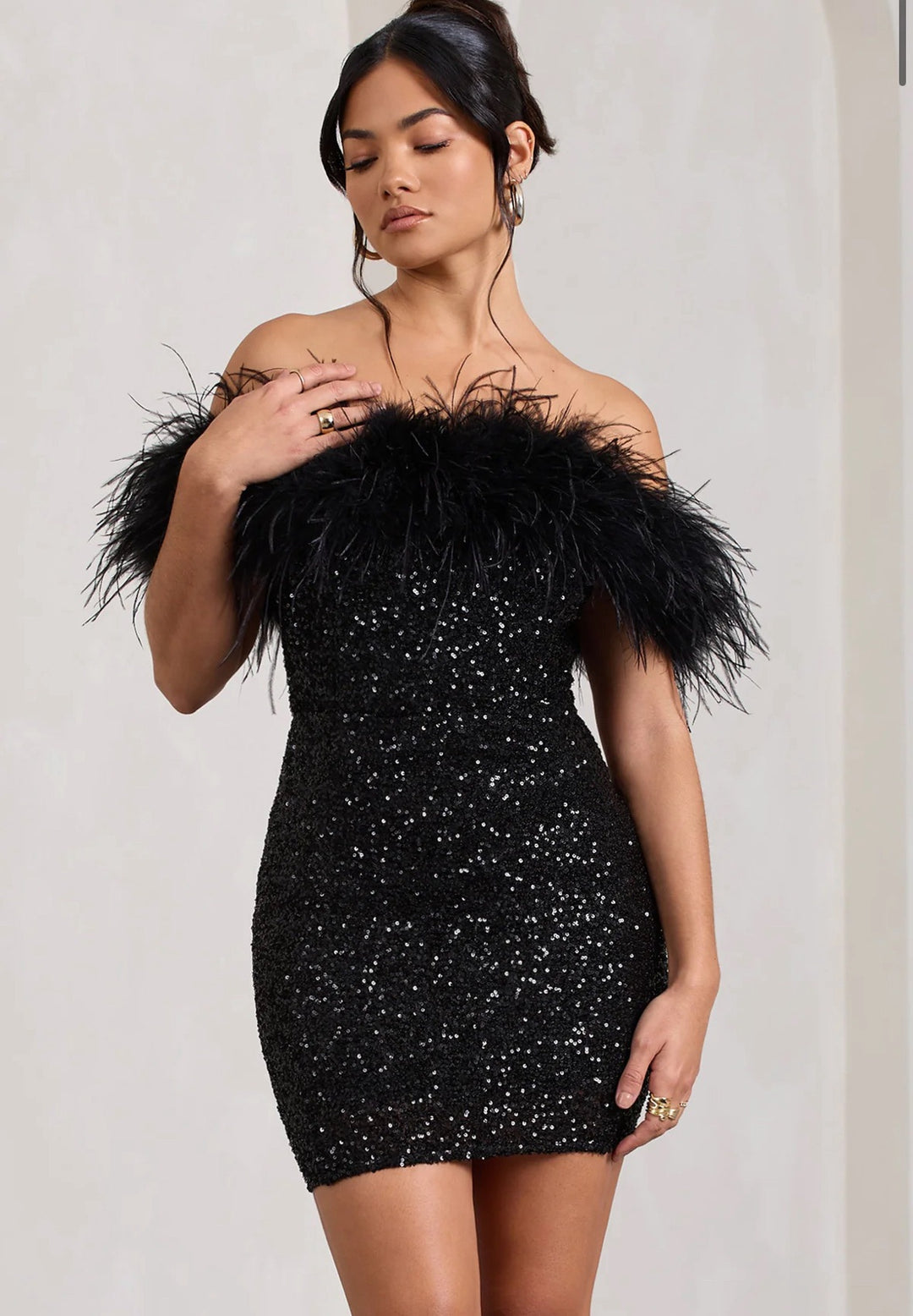Kvinder Elegant Mini Kjole med Off-Shoulder Design og Fjer-Pyntede Elementer