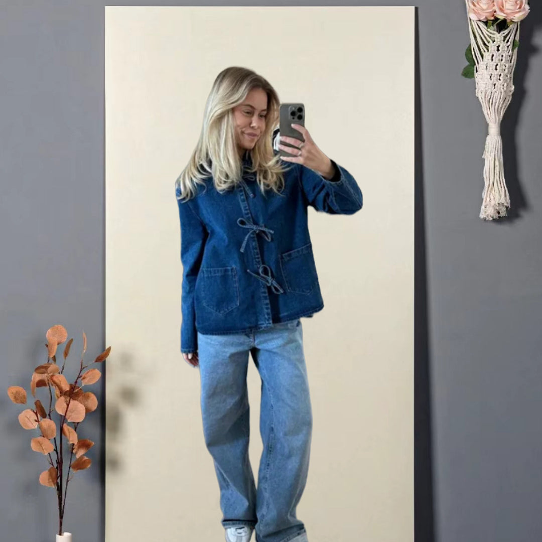 Kvindernes denimjakke med dekorative sløjfer og praktiske lommer Skovae
