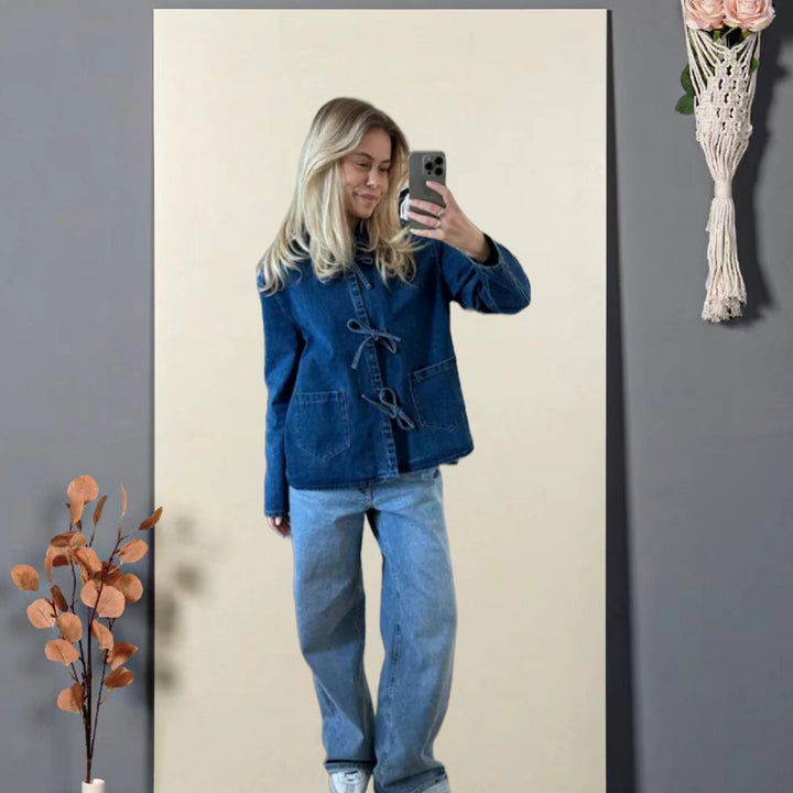 Kvindernes denimjakke med dekorative sløjfer og praktiske lommer Skovae