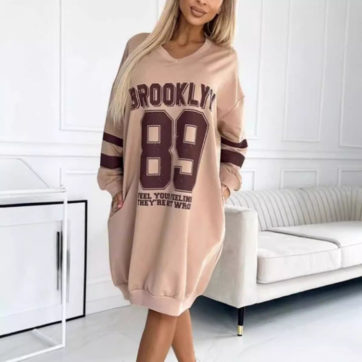 Dame sporty oversized kjole med V-hals og stilfuldt print Stiila