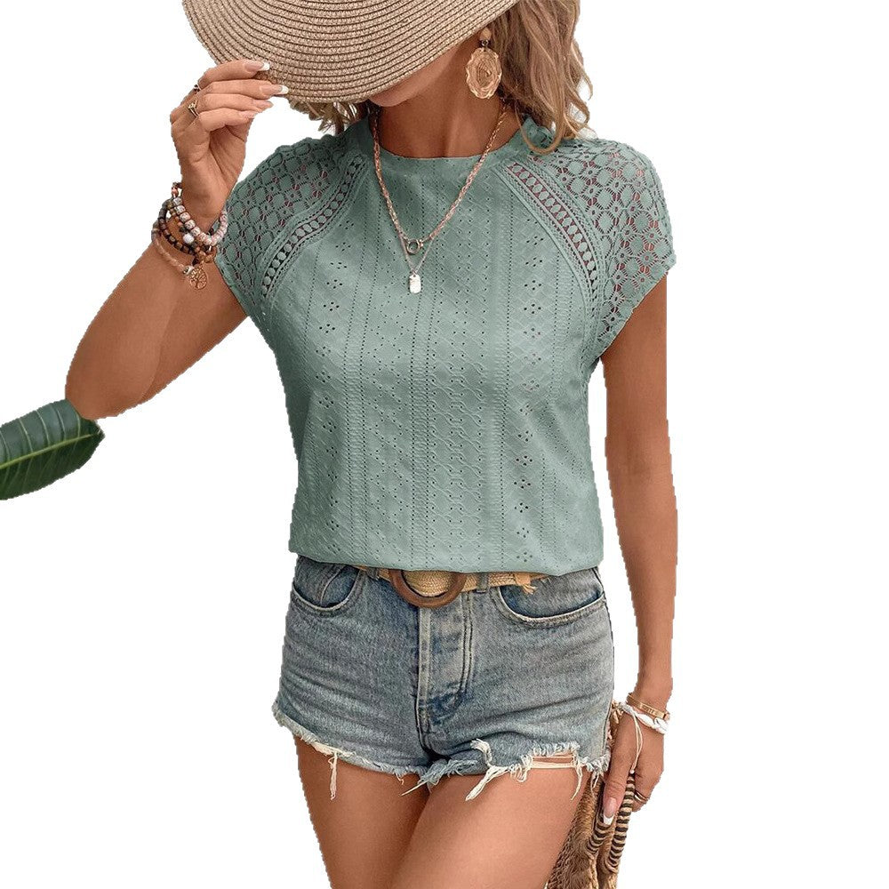 Dame kortærmet bluse med hulmønster og feminine detaljer Stilla