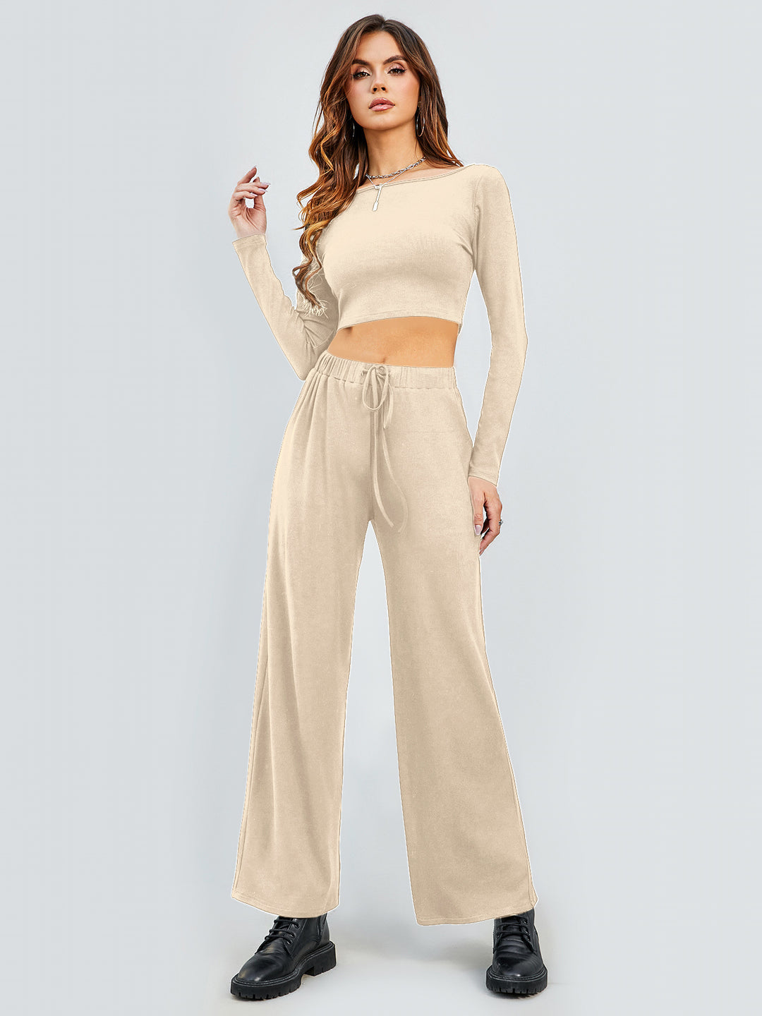 Dame afslappet to-delt sæt med cropped top og brede bukser Stilla
