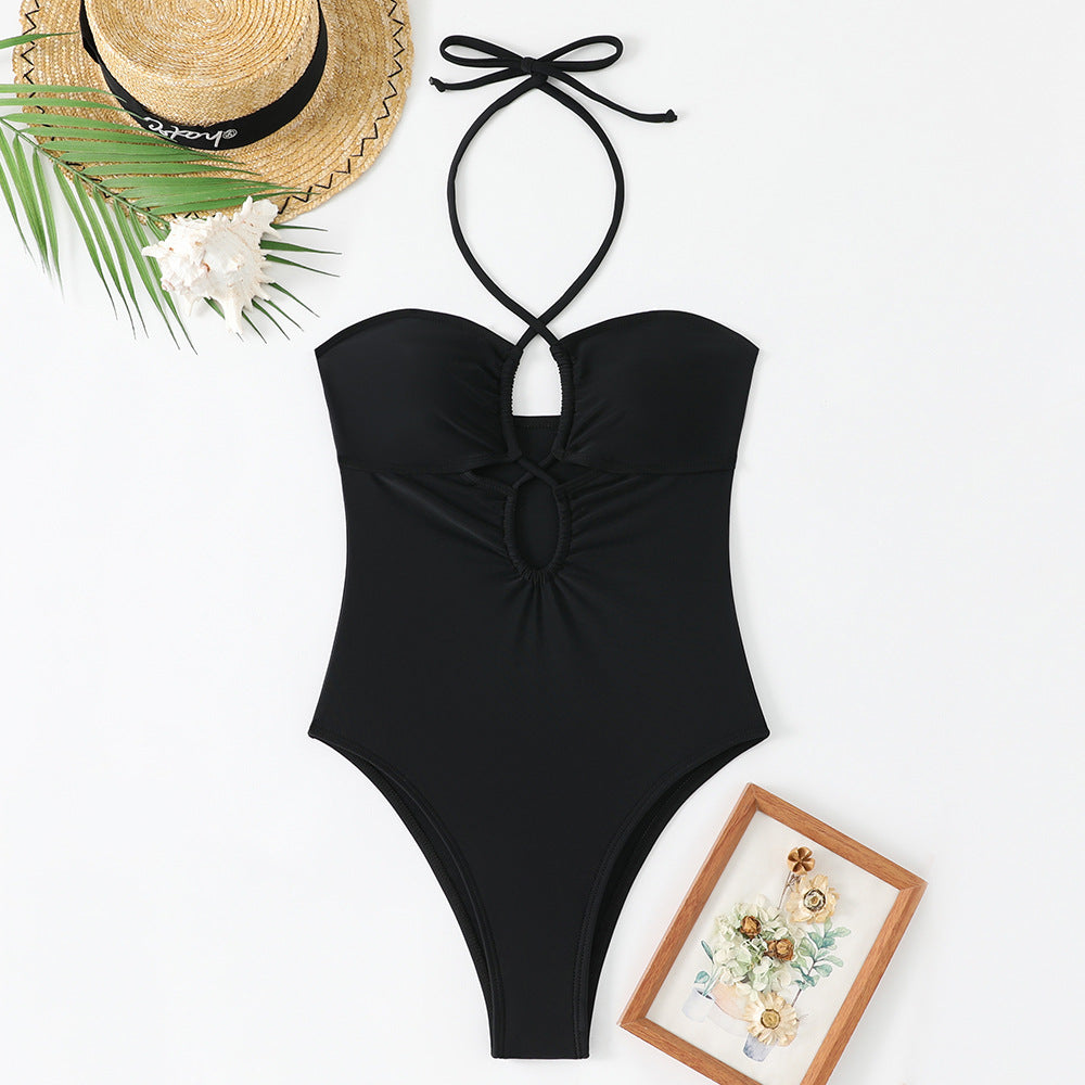 Dame one-piece badeshorts med moderne cut-out og justerbare stropper Skovae