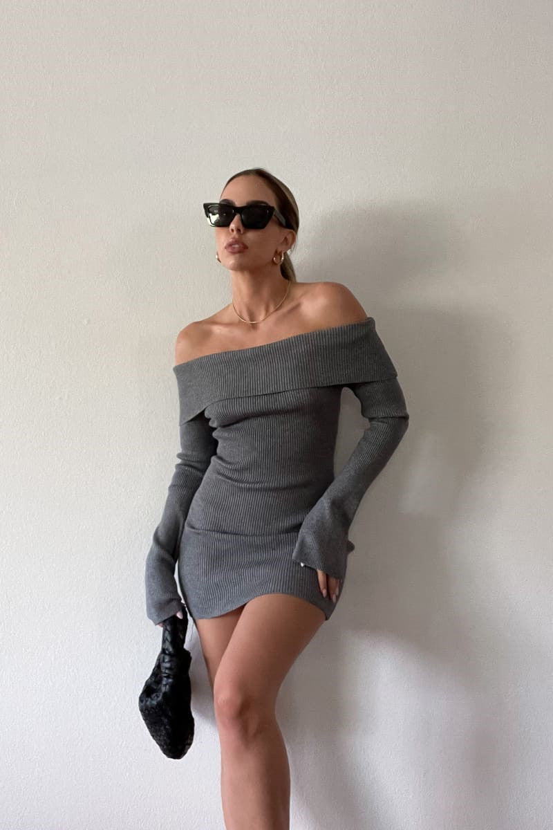 Dame figursyet, off-shoulder strikkjole med lange ærmer Skovae